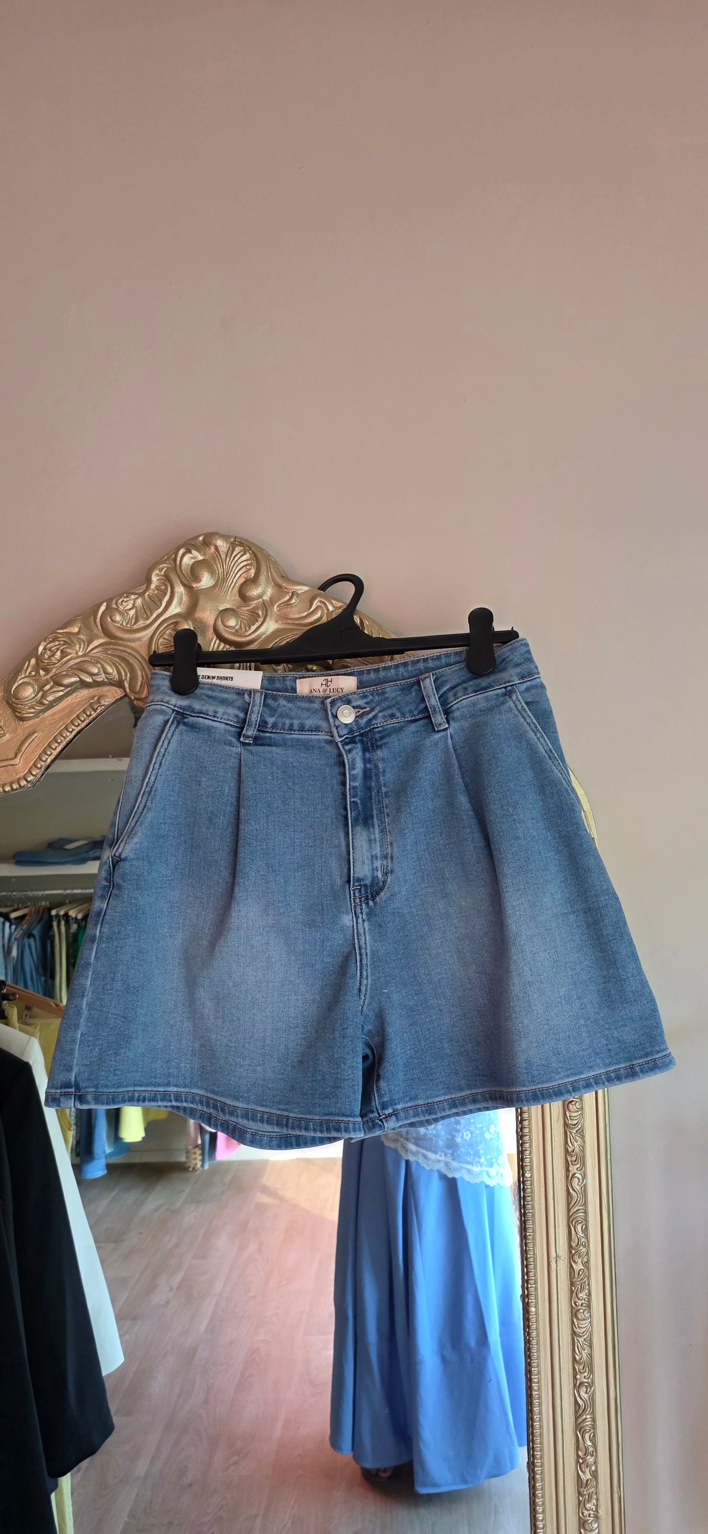 High-Waist Denim Shorts – Relaxed Fit