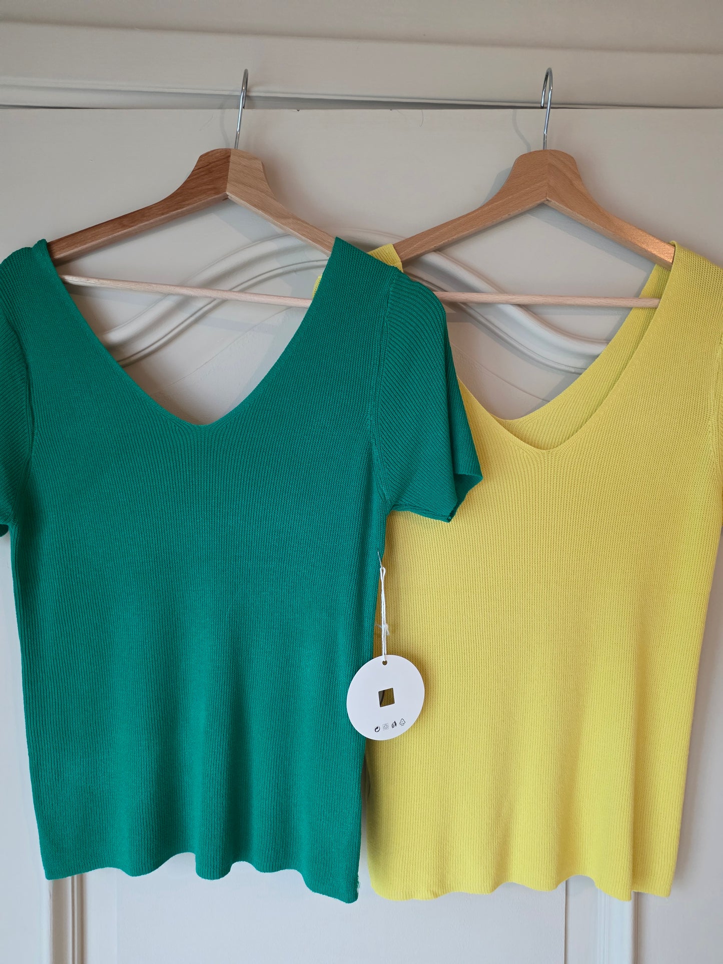 Ribbed V-Neck Top – Short Sleeve